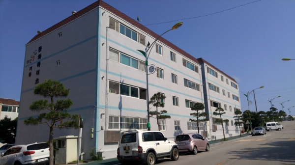 공동주택 지원사업 대상 건물 외부 도장 모습.