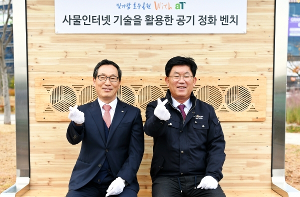 ‘호수공원 With aT 프로젝트’ 공기정화벤치 설치 기념사진   * 이병호 aT 사장(왼쪽)  * 강인규 나주시장(오른쪽)