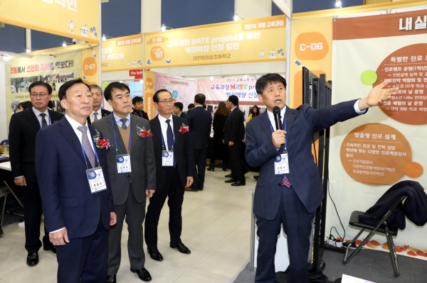 20일, 대전컨벤션센터(DCC)에 '2019 대전미래교육박람회'장을 둘러보고 있는 설동호 교육감