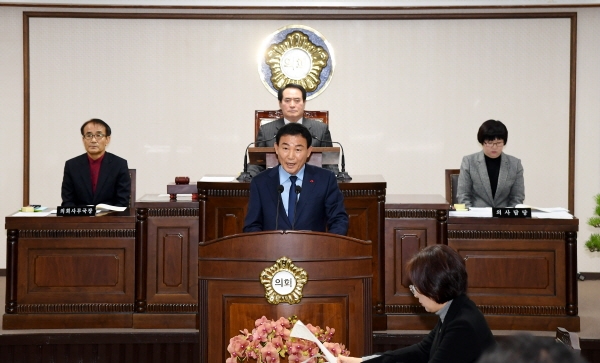 박용갑 중구청장이 20일 중구의회 본회의장에서 열린 제223회 중구의회 제2차 정례회 개회식에서 시정연설 모습