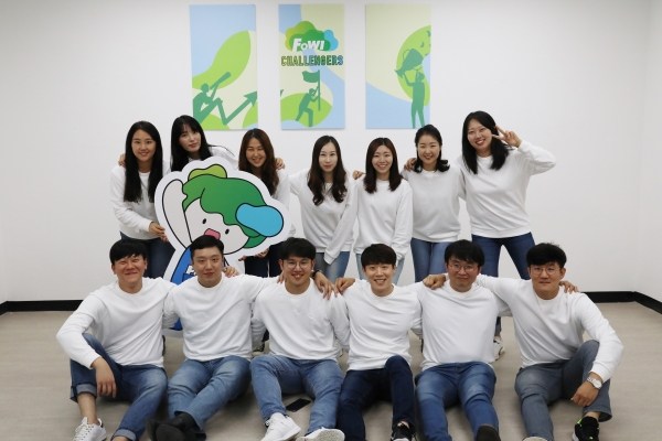 한국산림복지진흥원 직원들이 20일 퇴근 후 직장동호회 활동에 앞서 기념촬영을 하고 있다