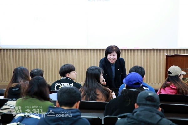 김영애의장이 학생들과 특강중 질의응답을 통하여 소통하고 있다. / 충청뉴스 최형순 기자