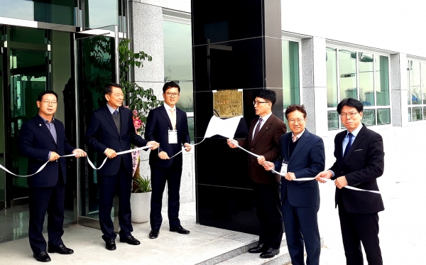 미주엔비켐 당진2공장 준공 현판식(기둥 중심 왼쪽 첫번째 박윤철 대표, 오른쪽 이영석 충남도 투자입지과장).