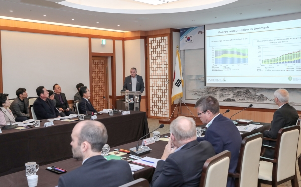 덴마크 바이오산업 워크숍 (마이클 스톡클러 아그로 비즈니스 파크 운영자 설명)