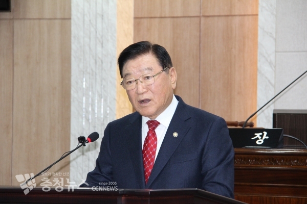 김석환 홍성군수가 21일 홍성군의회 제264회 2차 정례회서 군정연설을 하고 있다.