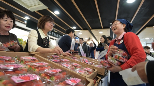 논산딸기 수출 판촉행사 장면