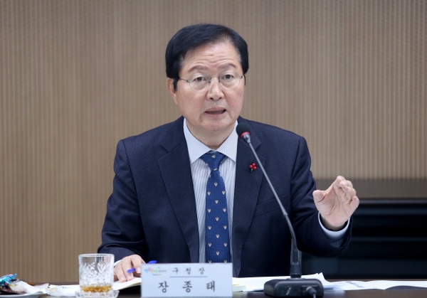 21일 서구청 장태산실에서 실·국장과 부서장, 공약이행평가단과 주민정책참여단 등 50여 명이 참석한 가운데 열린 ‘민선7기 공약사업 추진상황 보고회’