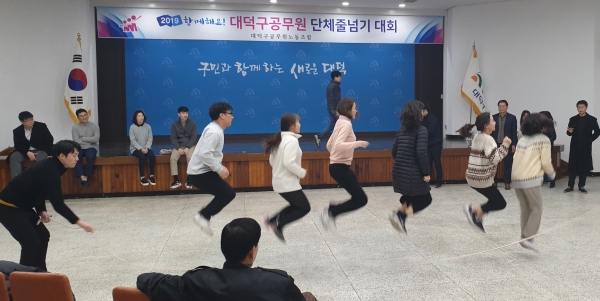 복지정책과 단체줄넘기 경기 장면