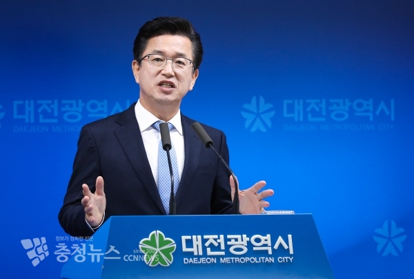 허태정 대전시장이 21일 11월 정례브리핑에서 취재진 질의에 답변하고 있다.