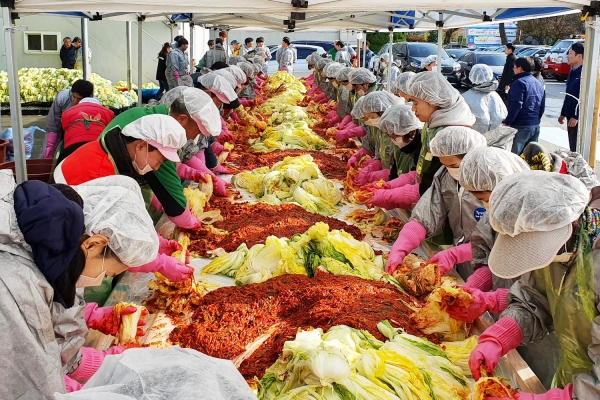 지난 21일 열린 김장담그기 행사