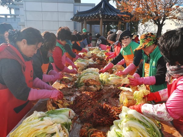 장항읍, ‘사랑의 김장 나눔 행사’ 실시 모습