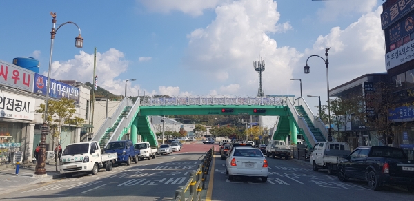 백제초등학교 앞 보도 육교 전경