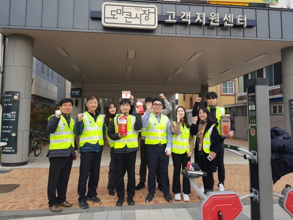 22일 대전 도마큰시장에서 겨울철 화재 예방을 위한 안전점검을 실시했다. 이날 점검에서 조폐공사는 노후 소화기를 교체하고, 화재 행동요령 가이드를 배부하는 등 도마큰시장의 화재 초기대응 역량을 높이는 활동을 벌였다.