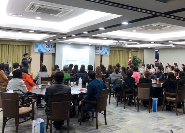 지난 21일 충남대학교 제3학생회관에서 위생과 담당공무원이 관내 호텔‧대형뷔페‧대학교 조리‧종사자를 대상으로 식중독 교육을 실시하고 있다