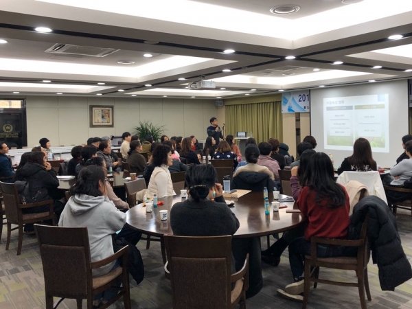 지난 21일 충남대학교 제3학생회관에서 위생과 담당공무원이 관내 호텔‧대형뷔페‧대학교 조리‧종사자를 대상으로 식중독 교육을 실시하고 있다