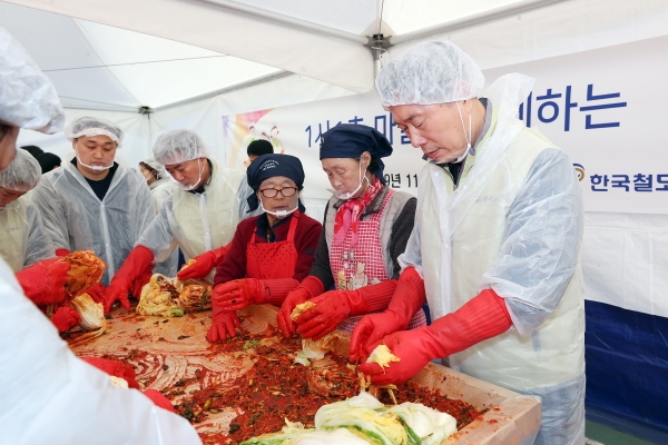 한국철도시설공단 김상균 이사장(오른쪽 첫번째)이 22일(금) 충북 영동 금강모치마을에서 김장김치를 만들고 있다.