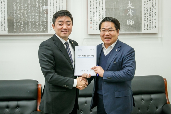 오세현 아산시장이 국회의사당 예산결산특별위원회 수석전문위원실을 방문해 사업관련 건의를 하고 있다.