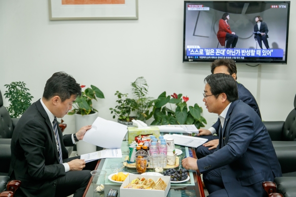 오세현 아산시장이 국회의사당 예산결산특별위원회 수석전문위원실을 방문해 사업관련 건의를 하고 있다.