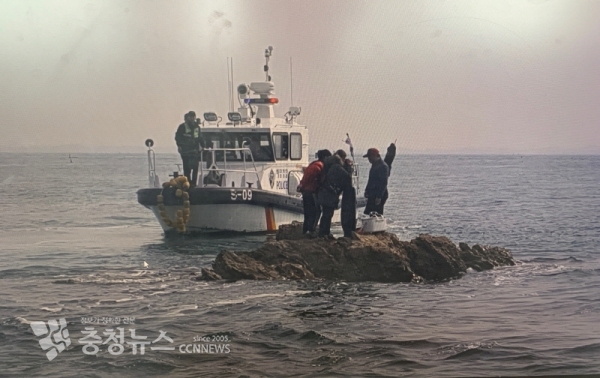 갯바위 낚시 중 물때를 놓쳐 고립된 일가족 3명을 해양경찰이 출동해 구조하고 있다. (사진=태안해양경찰서 제공)