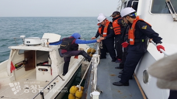 레저보트 바다낚시 중 엔진고장으로 표류해 신고를 받고 출동한 해양경찰이 탑승자를 구조하고 있다. (사진=태안해양경찰서 제공)