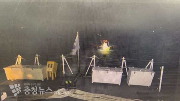 원인미상 추진기 손상으로 표류하던 고무보트 탑승자 2명을 신고받고 출동한 해양경찰이 구조해 고무보트를 예인하고 있다. (사진=태안해양경찰서 제공)