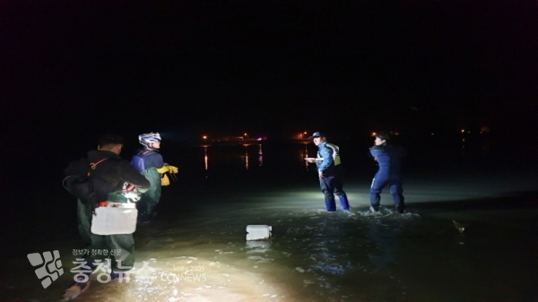 방향상실로 고립된 갯벌 해루질객 2명을 현장에 출동한 해양경찰이 구조해 안전한 곳으로 빠져 나오고 있다. (사진=태안해양경찰서 제공)