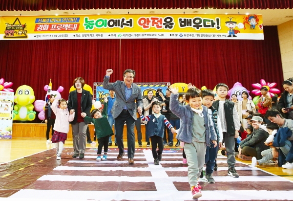 지난 23일 한밭대학교 체육관에서 열린 영유아 재난안전 체험교육 ‘안전아 놀자’ 행사에서 정용래 유성구청장이 아이들과 교통질서 익히기 프로그램을 함께 했다