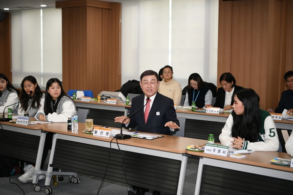 황선봉 군수(사진 가운데)가 청소년들과 대화하는 모습