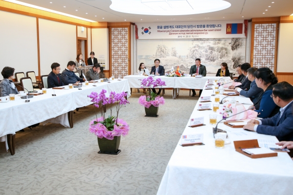 셀렝게도 도지사 일행 공식접견 사진(사진 왼쪽 이건호 부시장 오른쪽 이쉬 어르길 도지사)