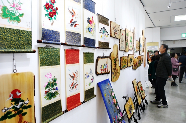 심원마을 민화전시회 장면