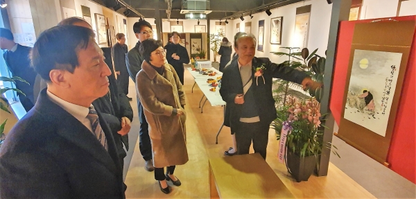 조창호(오른쪽) 배재대 명예교수가 25일 대학 내 전시시설 U-STORY에서 ‘11월 어느 멋진 날에’ 전시‧판매전에서 김선재 총장에게 작품 설명을 하고 있다.