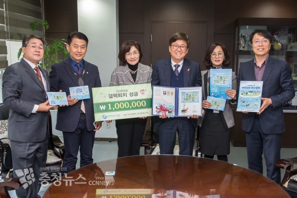 최교진 세종시교육감(사진 오른쪽에서 3번째)과 남상현 대한결핵협회 대전세종충남지부 회장(사진 오른쪽에서 4번째) 그리고 양 기관 관계자들이 기념촬영을 하고 있다.