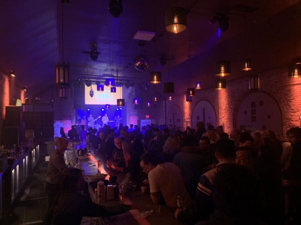 지역 기반 뮤지션 ‘바비핀스’가 토론토에서 열린 뮤직 페스티벌 ‘인디위크 캐나다’(Indie Week Canada)에서 무대를 선보이고 있다.