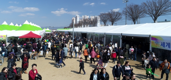 지난 논산딸기축제장 인산인해 모습
