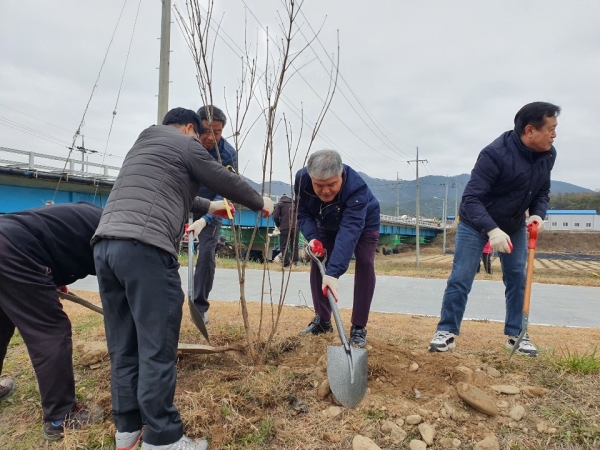 지난 25일 문정우 금산군수는 천내리 금강변의 라일락길 조성사업에 함께하고 있다.