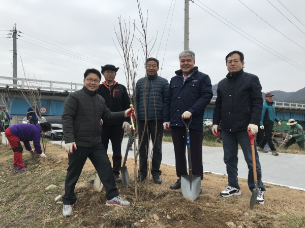 지난 25일 문정우 금산군수는 천내리 금강변의 라일락길 조성사업에 함께하고 있다.