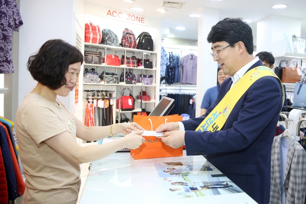 맹정호 서산시장이 서산사랑상품권을 이용해 물품을 구매하고 있다.