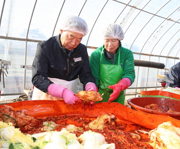지난 26일 근흥면에서 열린 ‘새마을운동 태안군지회 사랑의 김장나누기’ 행사 모습