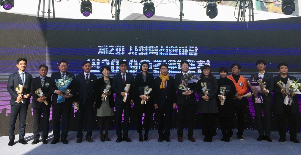 염종호(좌측 네 번째) 한국산림복지진흥원 상임이사가 27일 강원 춘천시 춘천사회혁신파크에서 열린 '2019 사회혁신 한마당' 개막식에서 이재관(우측 일곱 번째) 행정안전부 지방자치분권실장으로부터 지역혁신포럼 유공 관련 행정안전부장관 표창을 수상한 뒤 기념촬영을 하고 있다.