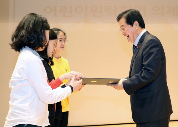 2019 민간협력 성과 공유대회 (100인의 어린이 원탁회의 의제 전달식)