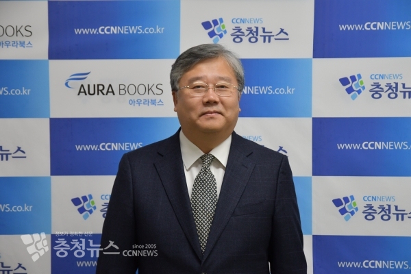 윤환중 충남대병원장이 27일 취임 인사차 본사를 방문해 기념촬영을 하고 있다.