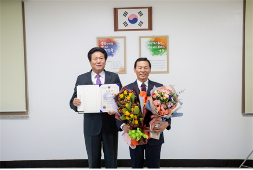 왼)정충모 농산물품질관리원논산사무소소장,오)이정구수박영농조합법인회장