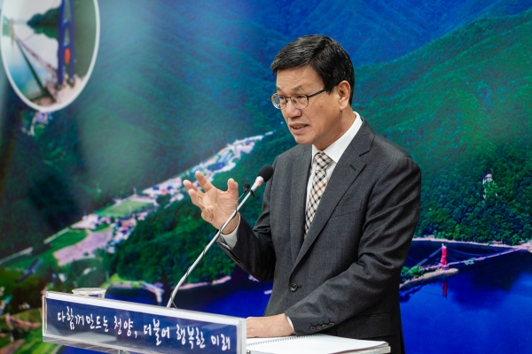 김돈곤 청양군수 11월 정례브리핑 모습