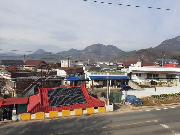제원면 천내리 에너지자립마을 조성사업으로 선정된 가구의 지붕에 3kw 태양광발전시설이 설치 됐다.