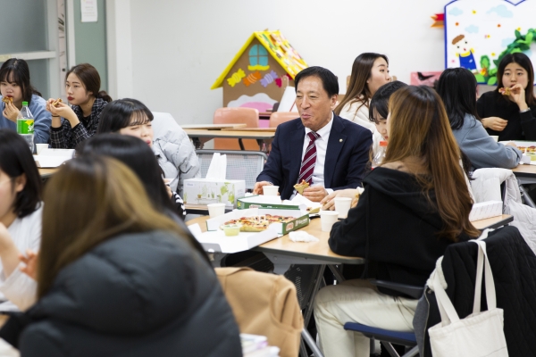 김선재 배재대학교 총장이 27일 ‘총장님이 쏜다’ 이벤트로 유아교육과를 방문해 학생들과 대화하고 있다.