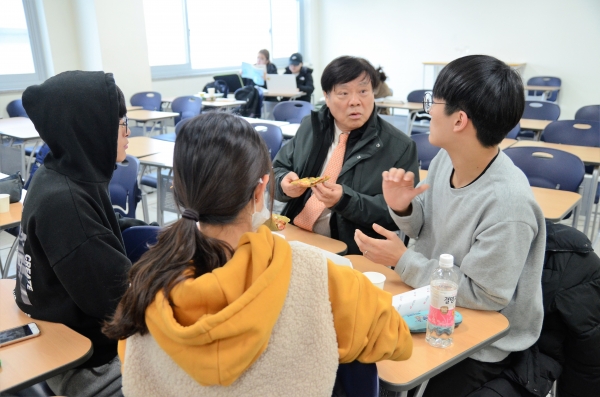 박성태 배재대학교 대외협력부총장이 27일 ‘총장님이 쏜다’ 이벤트로 간호학과를 방문해 학생들과 대화하고 있다.