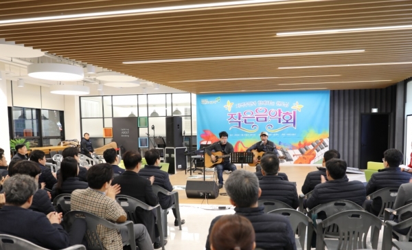 28일 오후 공사 1층 로비의 ‘열린공간’에서 사옥   입주사직원 및 인근상인들과 함께 하는 작은 음악회를 개최했다.