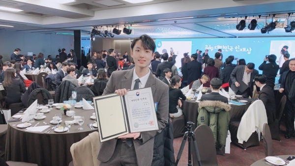 박철상 씨가 대한민국 인재상을 수상한 후 기념촬영을 하고 있다.