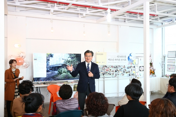 28일 유성구 봉명동 소재 세븐팩토리모먼트에서 열린 어은동 도시재생사업 어르신 자서전 전시회에서 정용래 유성구청장이 인사말을 하고 있다.