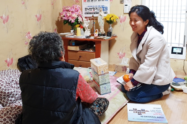 서산시 관계자가 독거노인 상담을 하고 있다.